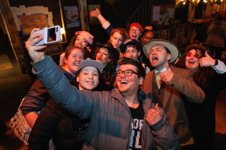 Audiencetakingphotoswithcast Creditalistairveryard